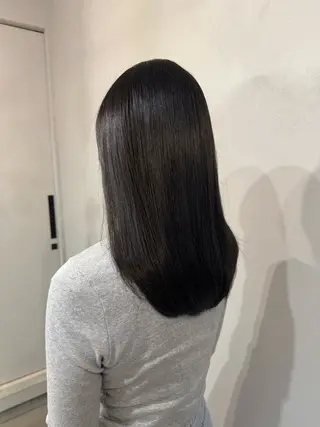 カラー もも ボブ/艶カラーのヘアスタイル