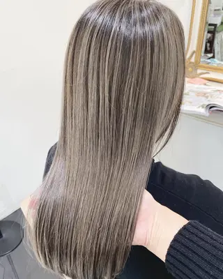 カラー セミロング 井上 美蘭のヘアスタイル
