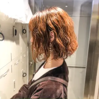 ミディアム パーマ ハイトーン×レイヤー カットTAKUMIのヘアスタイル