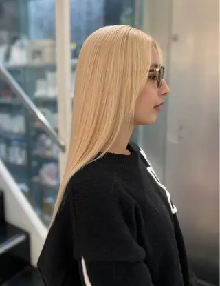 ロング カラー CHERIEブリーチ ダブルカラー 天神のヘアスタイル