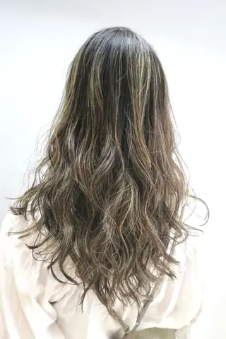 ロング カラー パーマ 髪質改善✨透明感カラ ー🌈シエルブルーのヘアスタイル