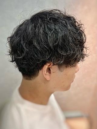 ミディアム パーマ メンズツイスパ波巻き 橋本貴志ブリーチのヘアスタイル