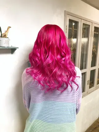 セミロング カラー パーマ ヘアアレンジ 推し活専用 【派手髪】飯野ゆかりのヘアスタイル