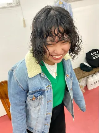 ミディアム パーマ qiie/ワンカラー インナーカラーのヘアスタイル