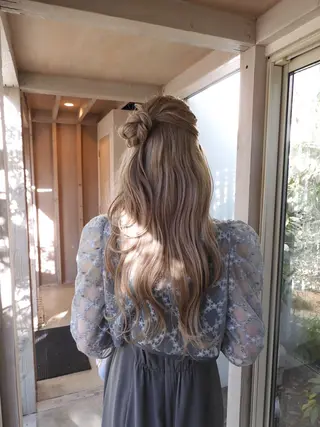 ロング 実生miu 個性派ハイトーンのヘアスタイル