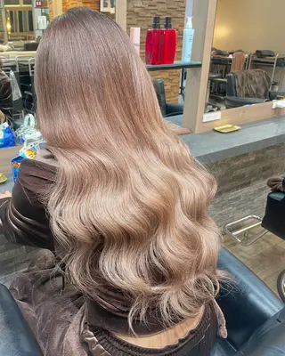 ロング RIEブリーチ& エクステ特化型のヘアスタイル