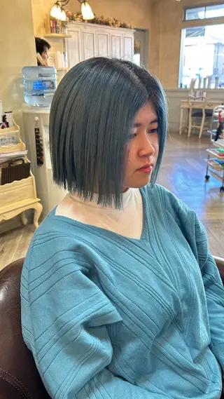 ショート アオバ / ハイトーンカラーのヘアスタイル