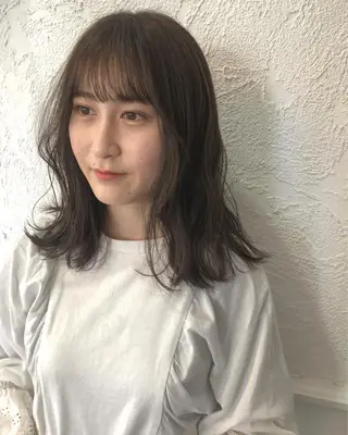 セミロング カラー 江原 彩華のヘアスタイル