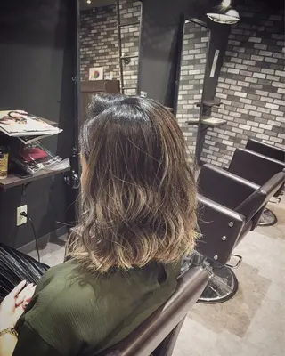 ミディアム カラー ハイトーンブリーチ 土坂 由志【京都】のヘアスタイル
