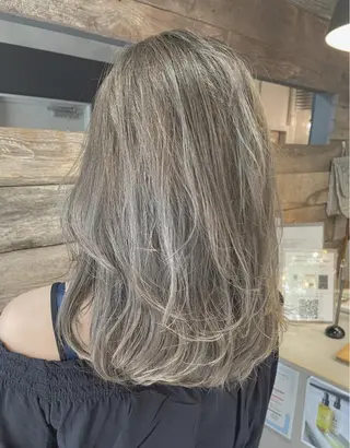 セミロング andKおもろまち店 艶ダブルカラー✨のヘアスタイル