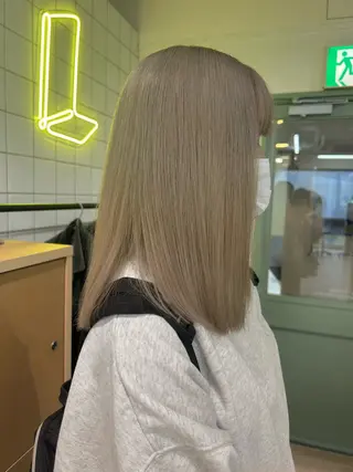 ミディアム カラー ベージュ/ダブルカラ ー/新潟駅/青柳萌果のヘアスタイル