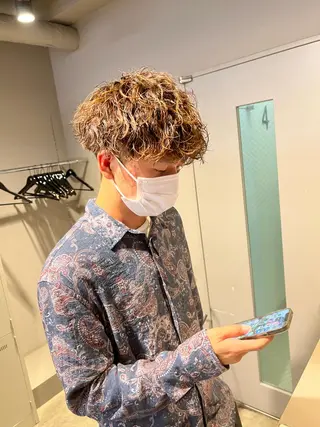 ショート カラー パーマ メンズ メンズパーマ特化 TAIGAのヘアスタイル