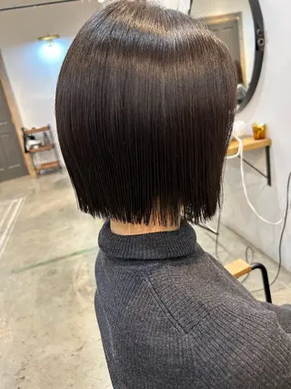 ショート 梅田ストレート💕 赤み消し透明感カラーのヘアスタイル