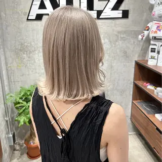 ミディアム カラー ホワイトブロンド RIKUTOのヘアスタイル