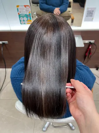 ミディアム moe 美髪矯正 さらさらストレートのヘアスタイル