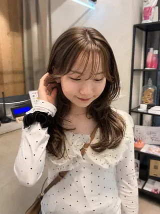 セミロング カラー ミルクティー× グレージュMOMOのヘアスタイル
