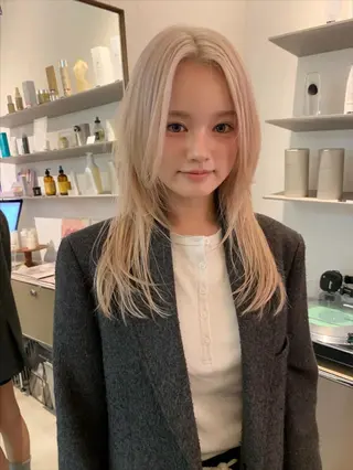 セミロング wakana/ 柔らかベージュカラーのヘアスタイル