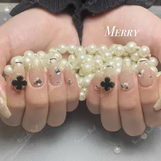 ネイル 🦋 Queenieのネイルデザイン