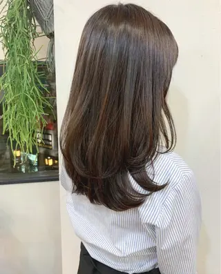 ロング レイヤーカット、 大人可愛い　中村美羅のヘアスタイル