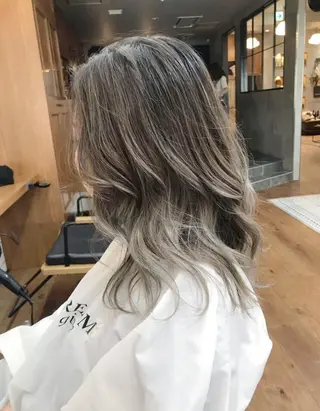 セミロング 開發 智也のヘアスタイル