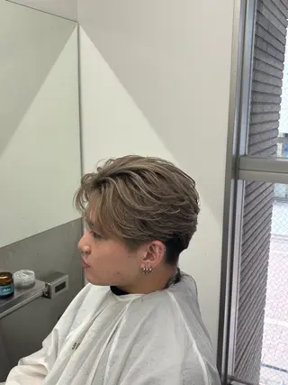 パーマ メンズハイトーン 北斗💍レイヤーのヘアスタイル