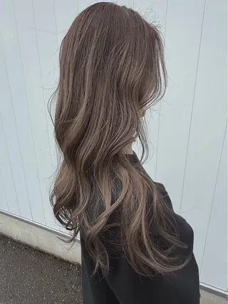 ロング カラー 岡田 美妃のヘアスタイル