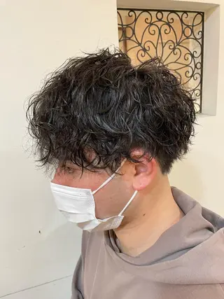 ミディアム パーマ メンズ 西宮ハイトーンカラー ひらり💜のヘアスタイル
