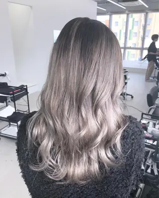 セミロング カラー ブリーチ 透明感HIDEのヘアスタイル