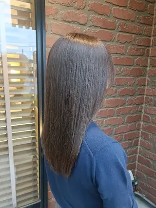 セミロング カラー 牧岡 環のヘアスタイル