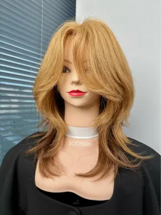 セミロング ウルフカット レイヤーカットのヘアスタイル