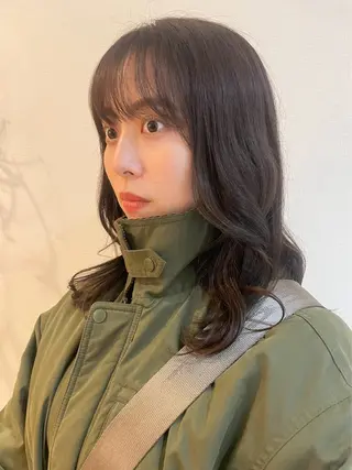 ミディアム カラー 曻地 彩乃のヘアスタイル
