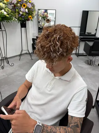 メンズ イオ/スペインカール /フェードのヘアスタイル