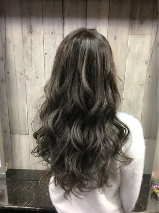 ロング カラー Tee’s ケアブリ ーチ ハイライトのヘアスタイル