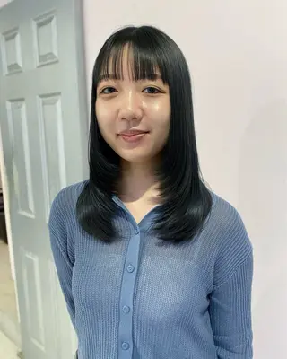 セミロング カラー アオイ🩵レイヤー /柔らかカラーのヘアスタイル