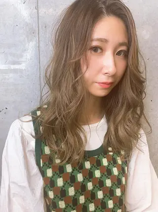 ロング カラー 梅本 有希のヘアスタイル