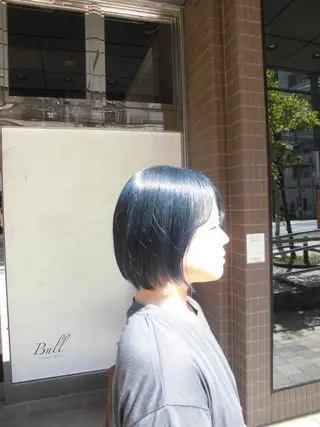 ショート カラー 三浦 瑠音のヘアスタイル
