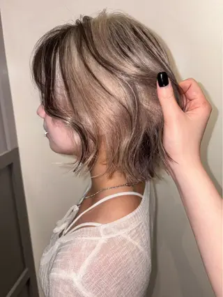 ショート カラー ヨシノ マナウのヘアスタイル
