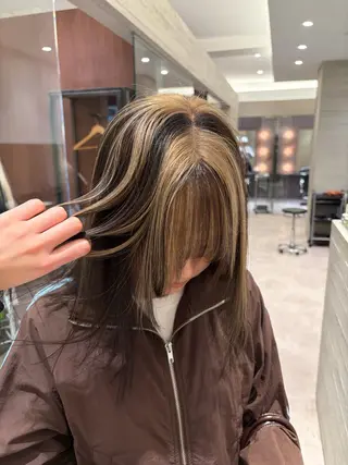 ミディアム サキ🤍ハイトーン 🩰くびれ巻きヘアのヘアスタイル