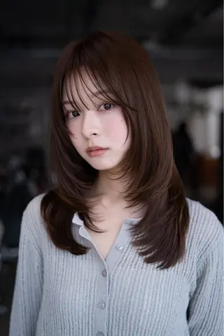 セミロング まとまるレイヤー カット/透明感カラーのヘアスタイル