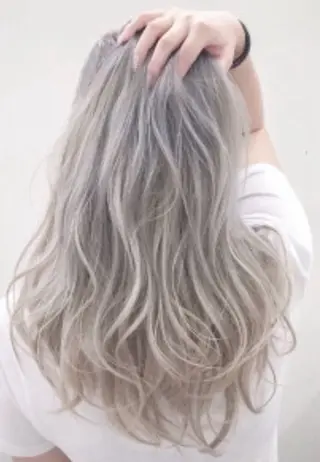 セミロング ❤️可愛いハイトーン を造る❤️AKIRAのヘアスタイル