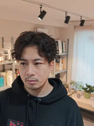 ミディアム パーマ メンズ 怪我の為1ヶ月程 お休みします🙇のヘアスタイル