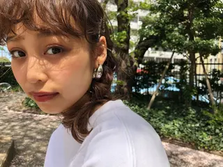 ミディアム カラー ヘアアレンジ 顔周りレイヤーカット ブリーチminamiのヘアスタイル