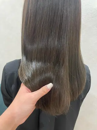 ミディアム 透明感オリーブ🫒/ ブリーチなしWカラーのヘアスタイル