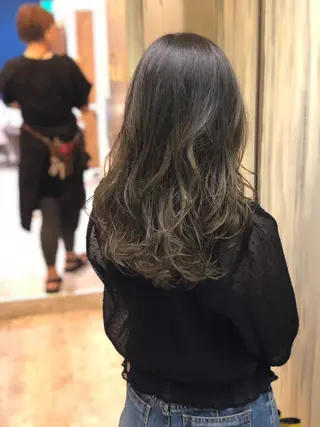 セミロング カラー ブリーチ特化 梅田本多翔のヘアスタイル