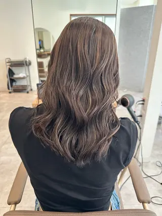 セミロング カラー 白髪ぼかしハイライト レイヤー川口 元気のヘアスタイル