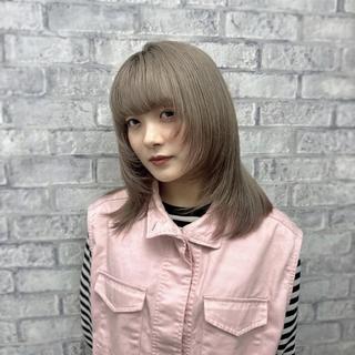 ミディアム レイヤー✖️グレー ジュSOGO🩶のヘアスタイル