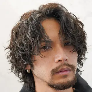 ショート パーマ メンズ 丸山 哲史のヘアスタイル