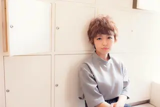 ショート ヘアアレンジ レイヤーカット✖️ 柔らかベージュカラーのヘアスタイル