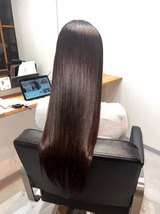 ロング omaリュウガ/縮毛 矯正/透明感カラーのヘアスタイル