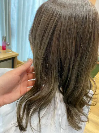 カラー レイヤーカット・透明 感カラー✨️春山栞菜のヘアスタイル